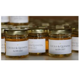 Pots de miels personnalisés par l'apicultrice. Il est possible de choisir le miel et l'étiquette que l'on souhaite.