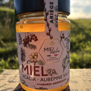Miel Acacia Aubépine français récolté et mis en pot par l'apicultrice. Miel clair, doux et parfumé.
