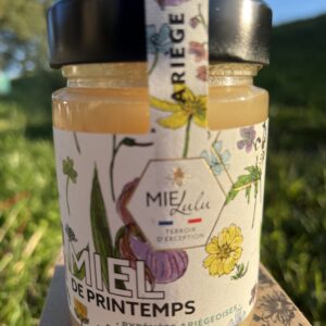 Pot de miel de printemps crémeux et onctueux français des pyrénées ariégeoises. Récolté et mis en pot par l'apicultrice.